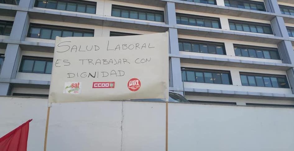 Una pancarta de los sindicatos frente a la sede de Majorel, en una huelga anterior.