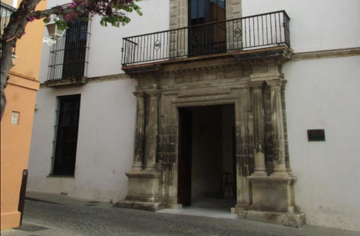 Entrada al Palacio de Valdivieso donde se halla el departamento del Ayuntamiento de El Puerto.  CADIZPEDIA
