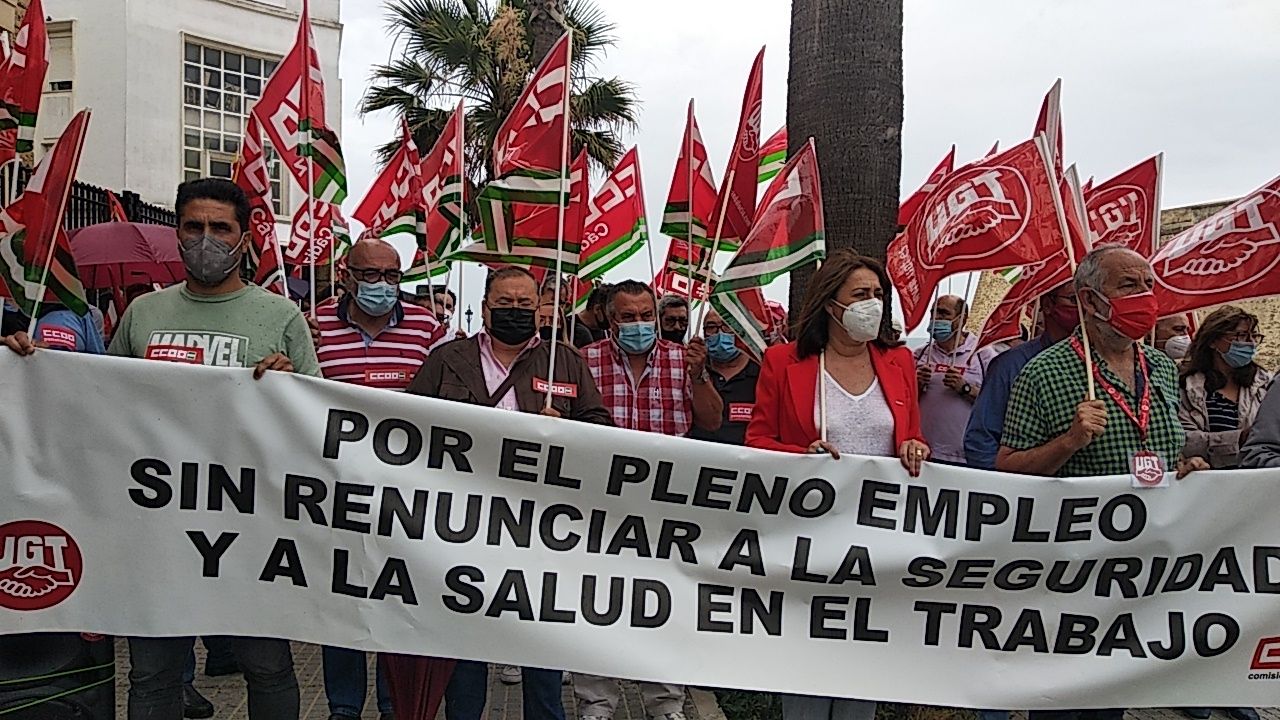 La manifestación de CCOO y UGT en Subdelegación, este jueves.