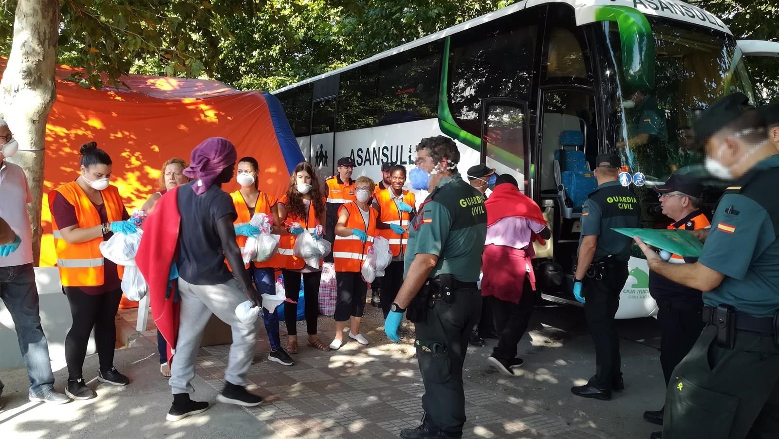 Migrantes subiendo al autobús de camino al Centro de Acogida Temporal de Extranjeros de Crinavis, en San Roque. FOTO: AYUNTAMIENTO DE LOS BARRIOS