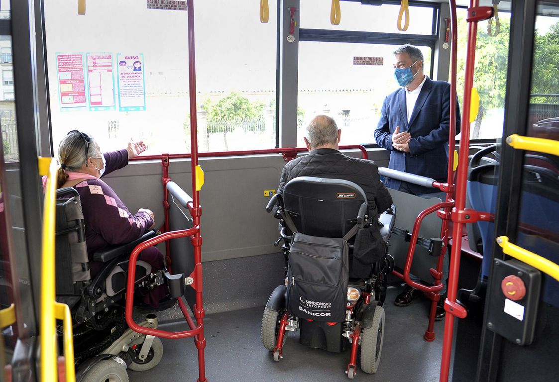 Personas en silla de ruedas en un autobús urbano de Jerez. Personas en silla de ruedas en un autobús urbano de Jerez.