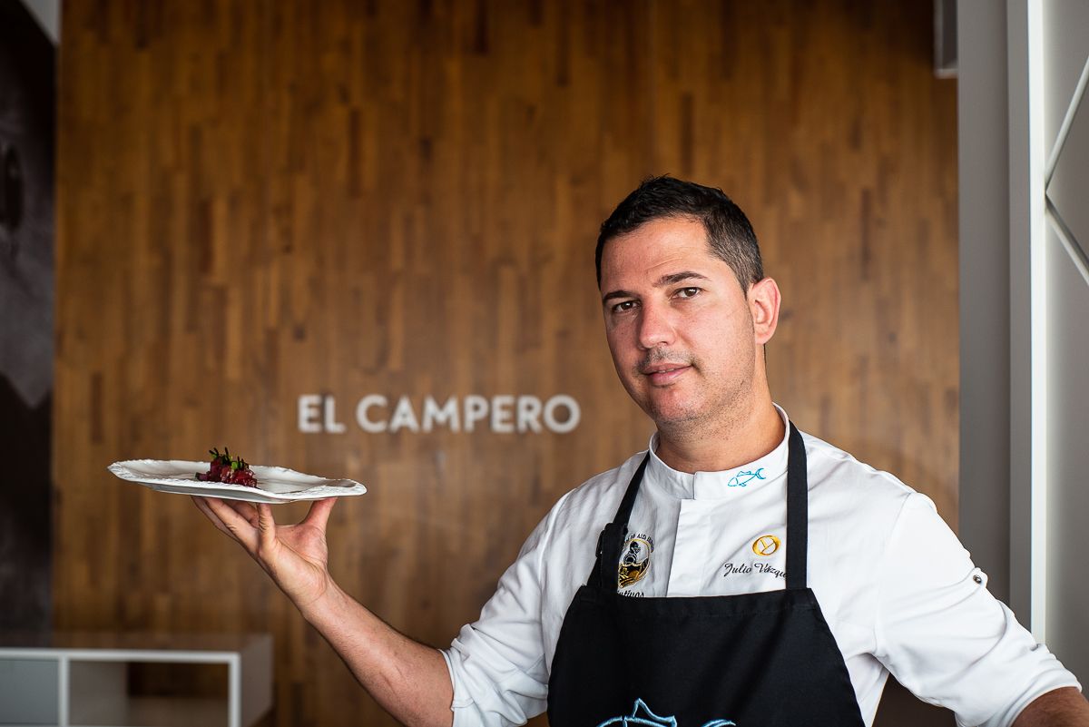 Julio Vázquez, con uno de los platos de El Campero.