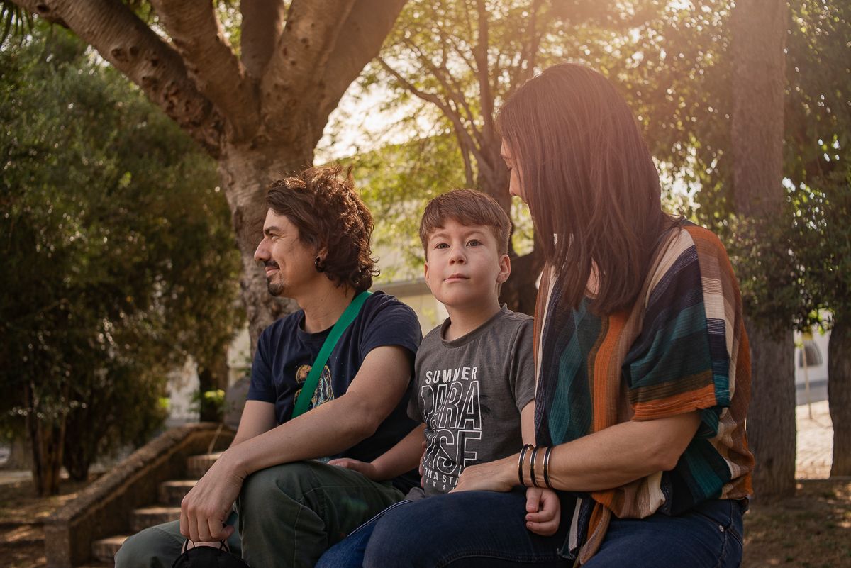 Alejandro Borja, que padece Prader-Willi, con sus padres Julio y Susana.
