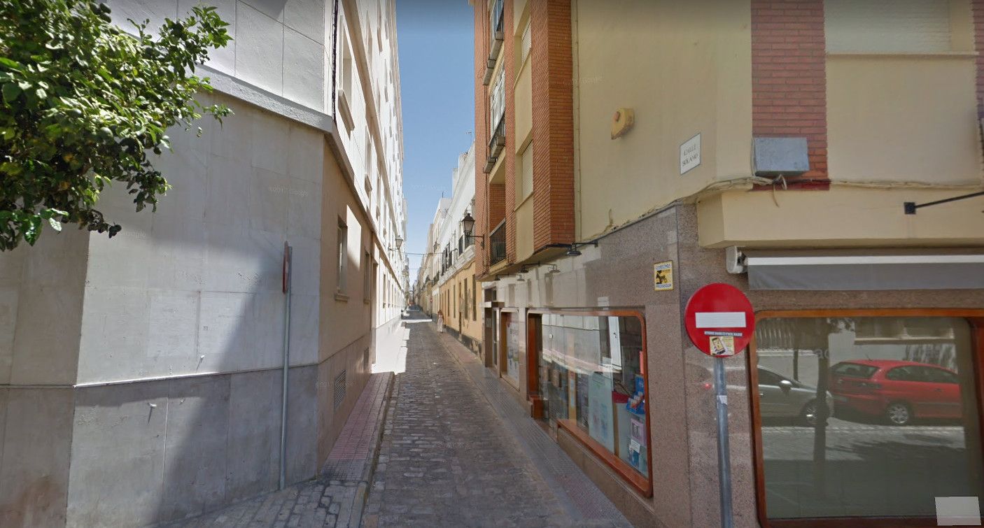 Calle Solano en el centro de Cádiz, donde un hombre de 53 años muere tras ser atropellado.