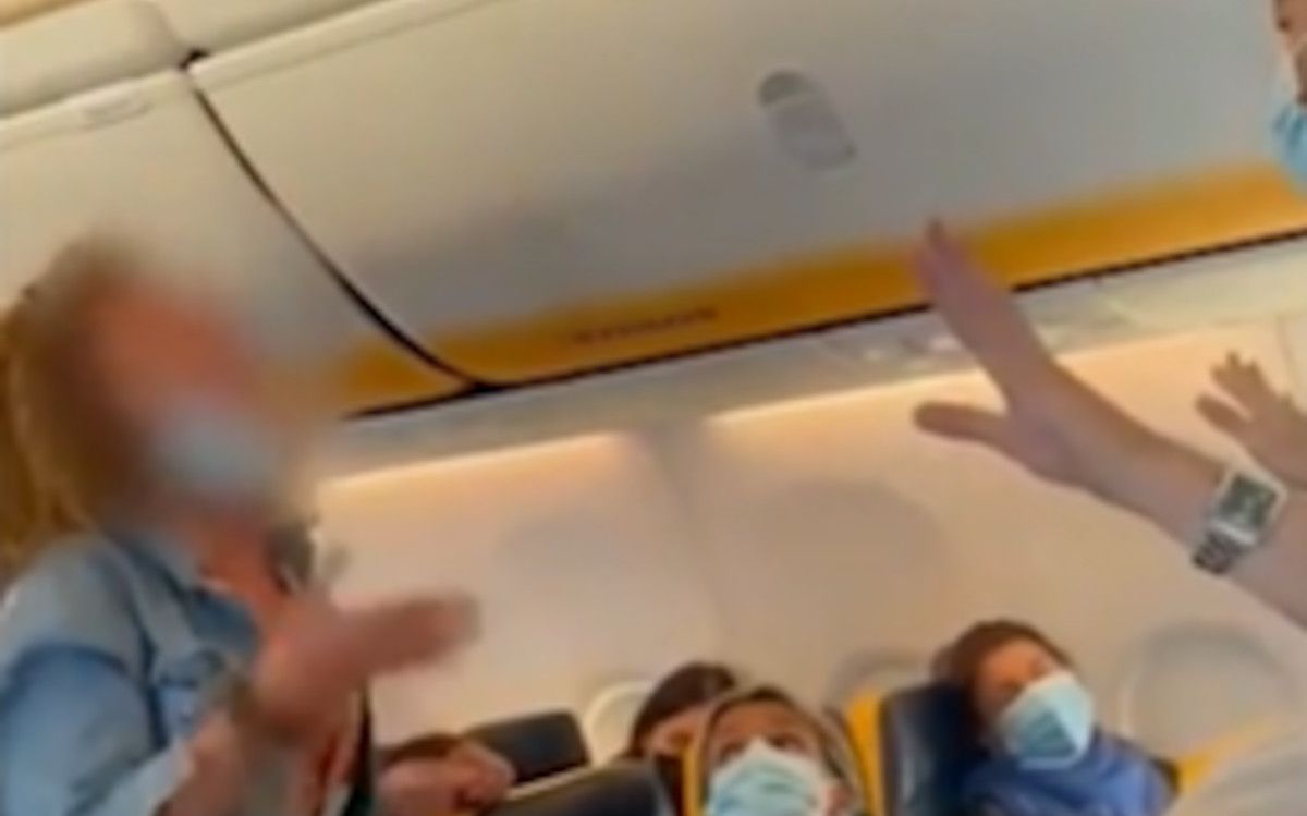 La reacción descontrolada de una mujer tras recibir quejas por no llevar bien puesta la mascarilla.  CORRIERE DELLA SERA