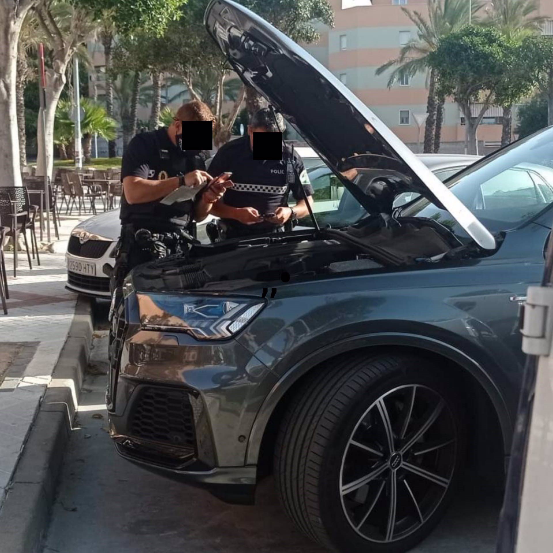 La Policía Local de Torremolinos detiene a una mujer que conduce un coche de alta gama por Torremolinos sin saber que era robado.
