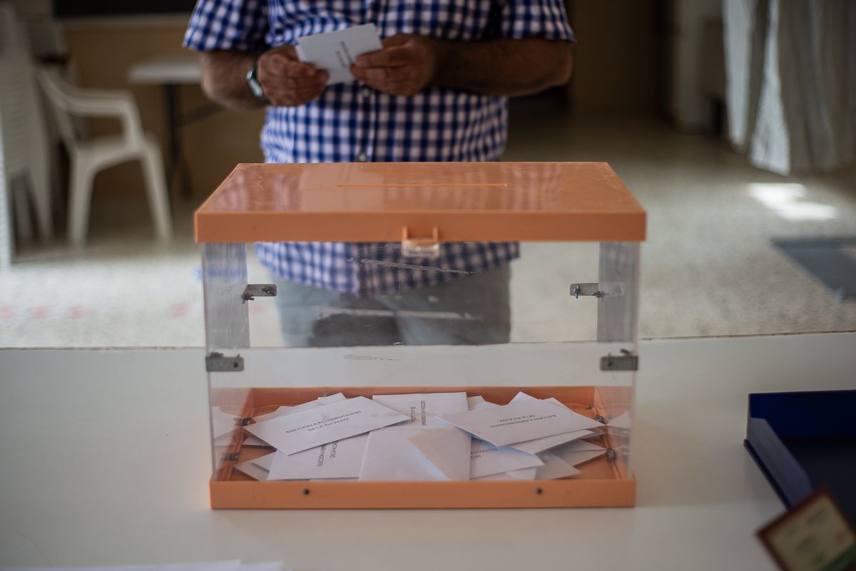 Melilla y Mojácar, bajo la sombra de fraudes electorales. En la imagen, un hombre votando durante unas pasadas elecciones.