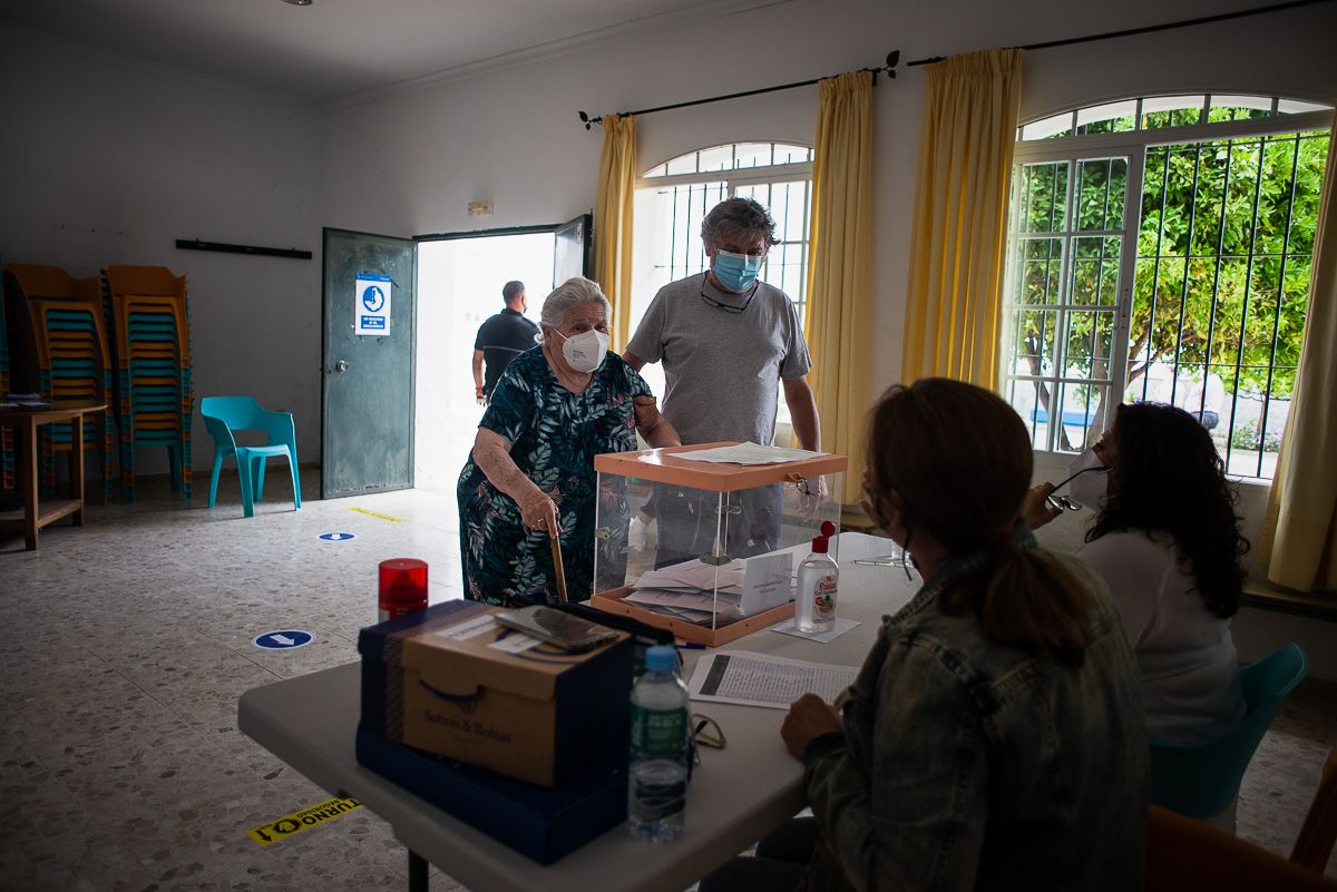Los independientes ganan las elecciones en el Jerez rural, mientras PSOE y PP mantienen el pique. En la imagen, una vecina de avanzada edad, antes de depositar su voto en el colegio electoral de Majarromaque.
