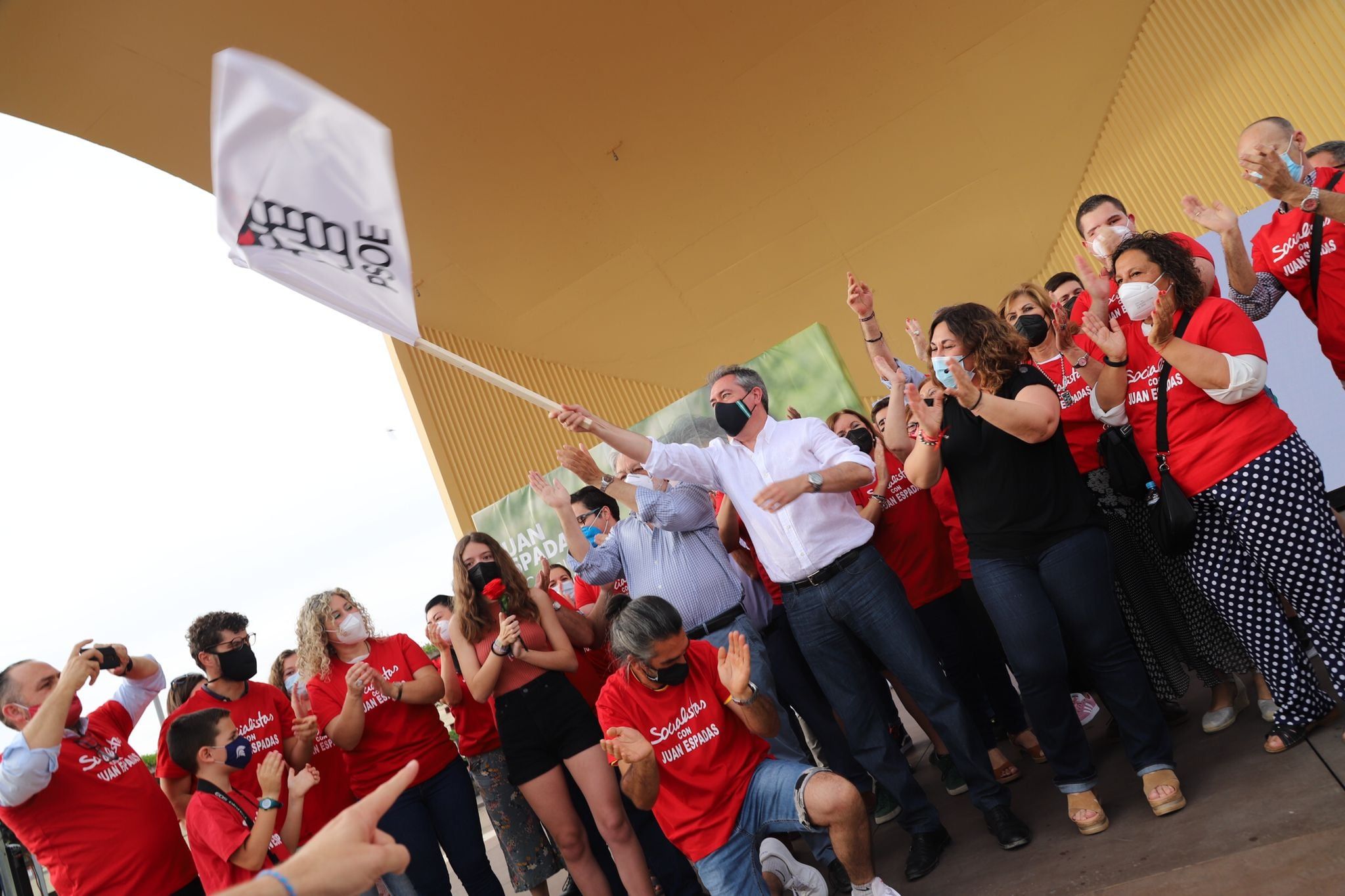 Juan Espadas, con militantes socialistas, en Dos Hermanas.