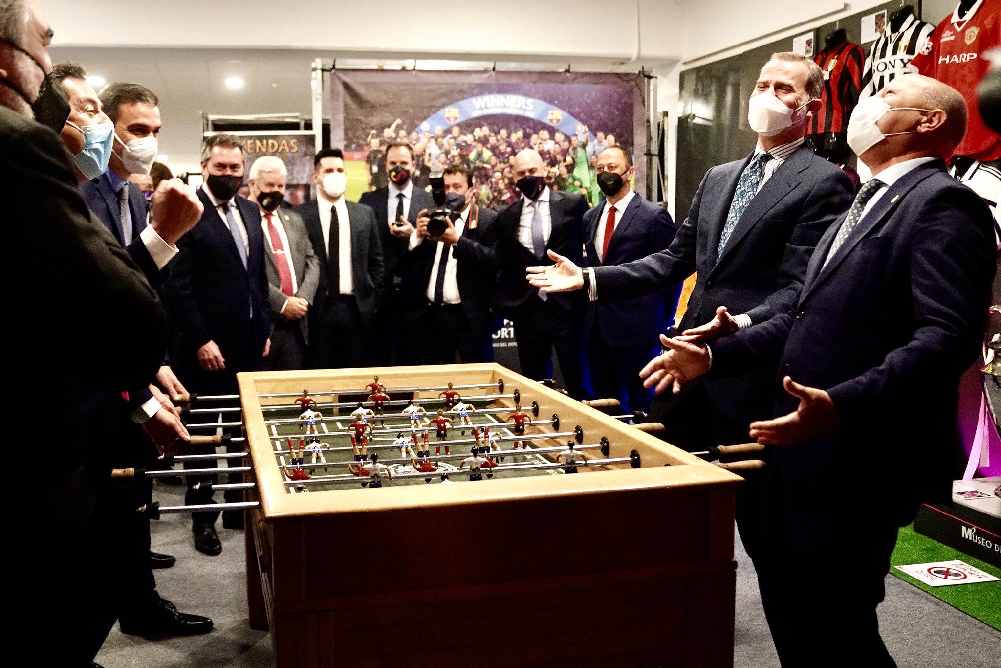 Moreno (i) junto al presidente Sánchez, echa una partida de futbolín contra el Rey Felipe VI e Imbroda, en el Estadio de la Cartuja.