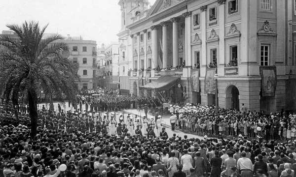 Cambio de bandera en San Juan de Dios de Cádiz tras el golpe de 1936 y la llegada del franquismo. FOTO: MEMORIA DE CÁDIZ. 