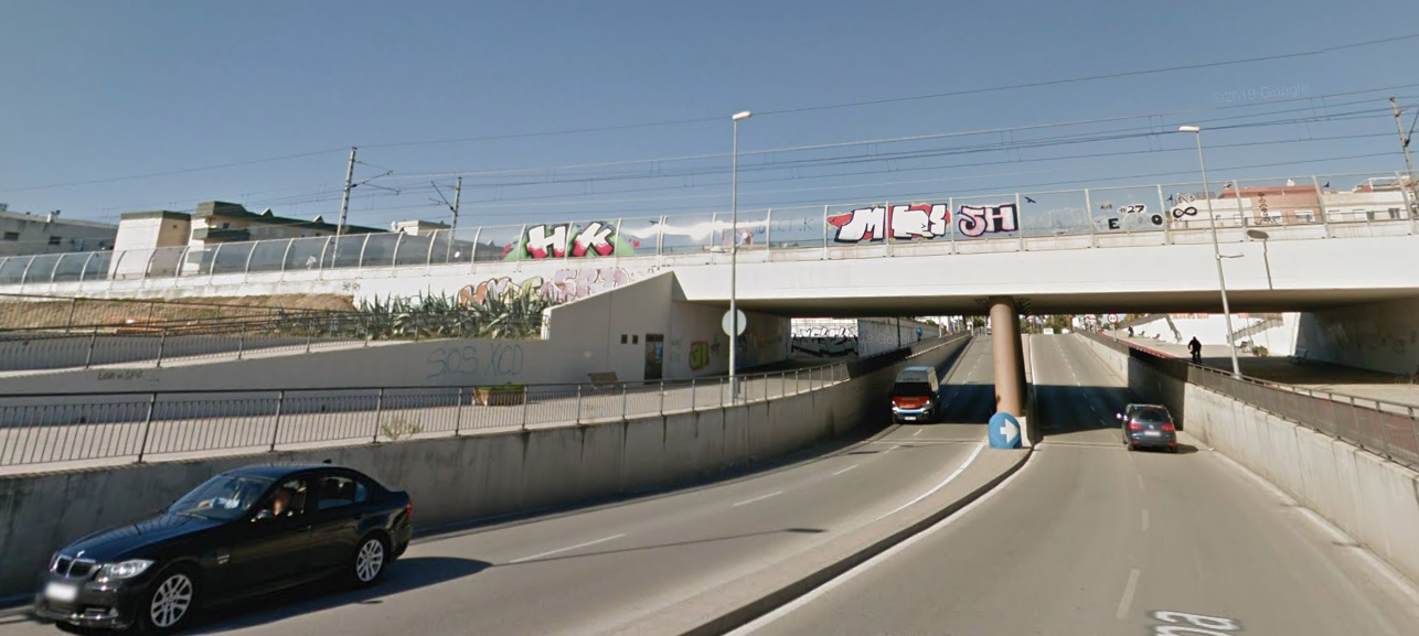 El paso del tren por avenida la Pepa, en la zona norte de Jerez, en una imagen de Google Maps.