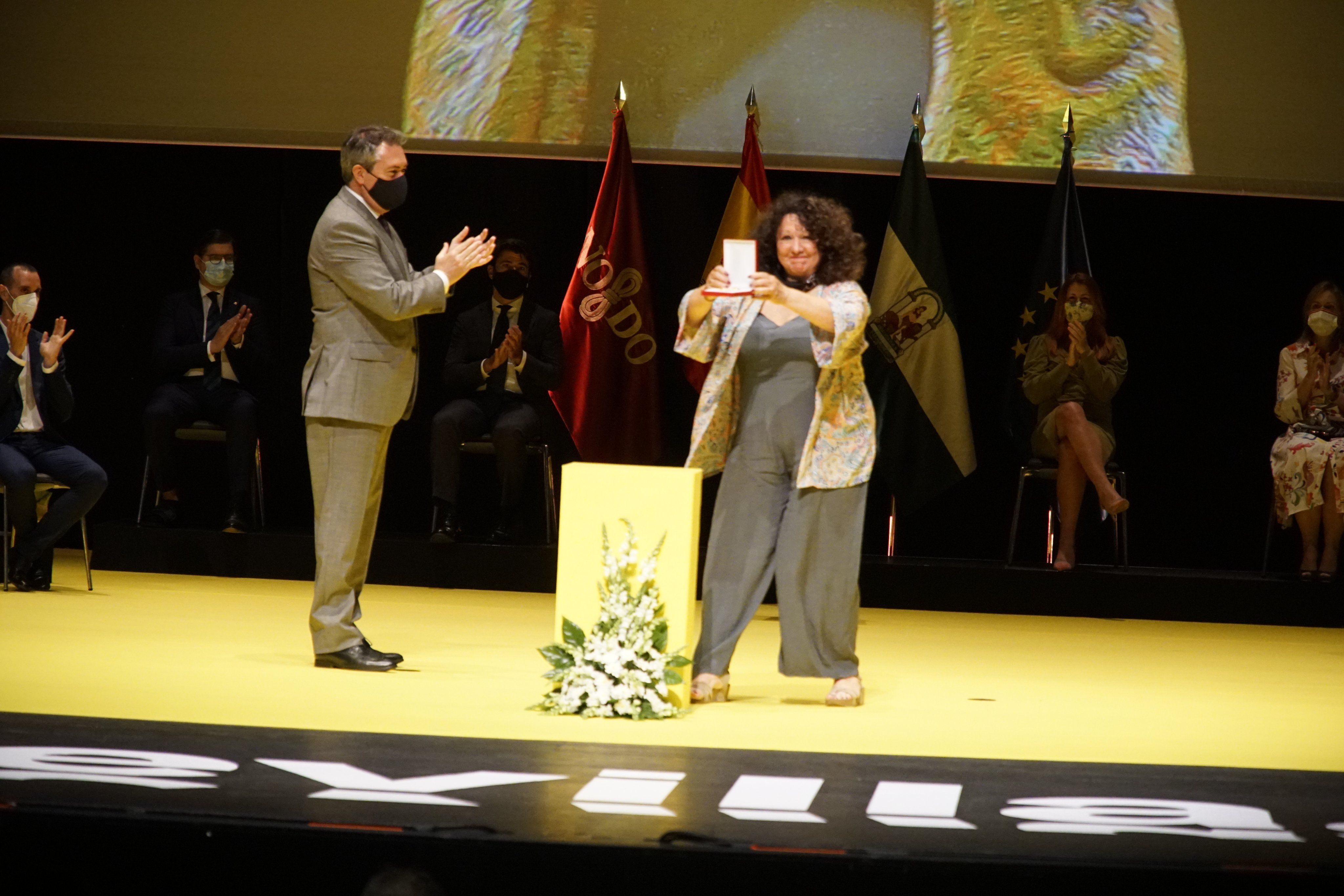 Maite Lozano, en la recepción de la Medalla en nombre de Jorge Cuadrelli, ayer.