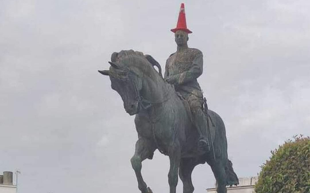 La estatua de Primo de Rivera, con el cono.