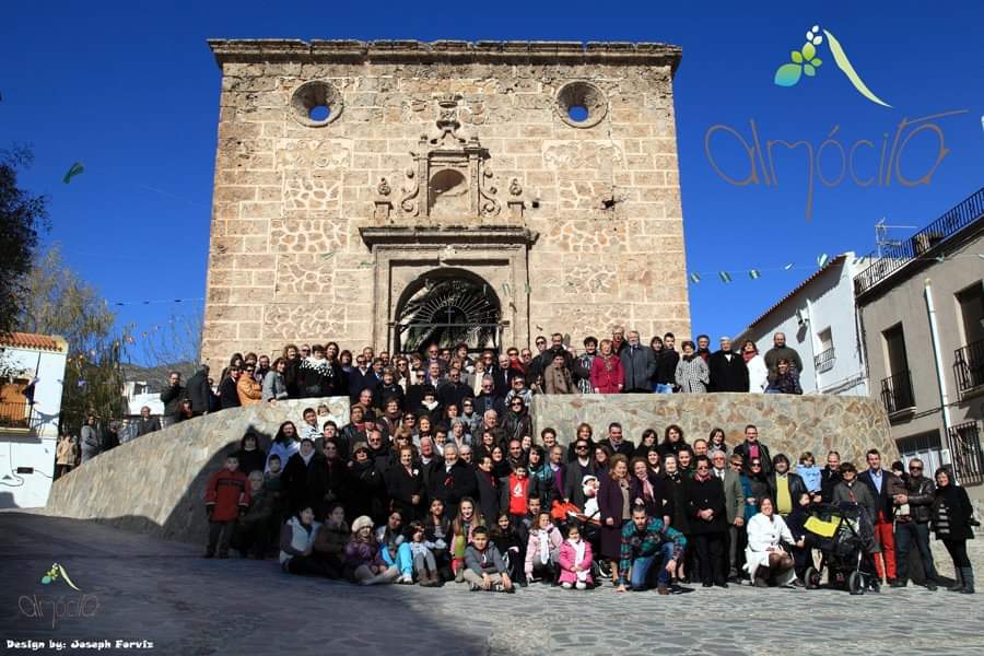 El pueblo andaluz que ya vive en 2050. En la imagen, prácticamente todos los vecinos de Almócita, en Almería, en una imagen de archivo. 
