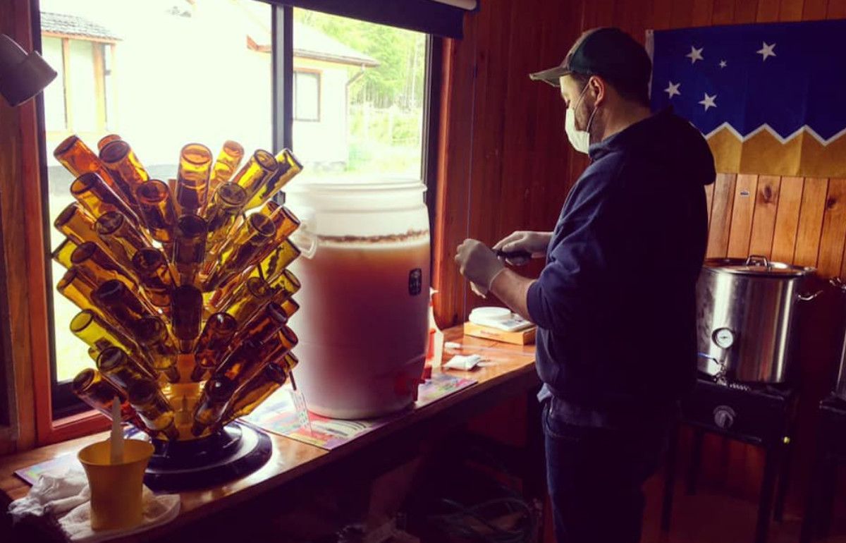 Los autores de la firma chiclanera Cervezas Blanca y Verde elaborando la cerveza.