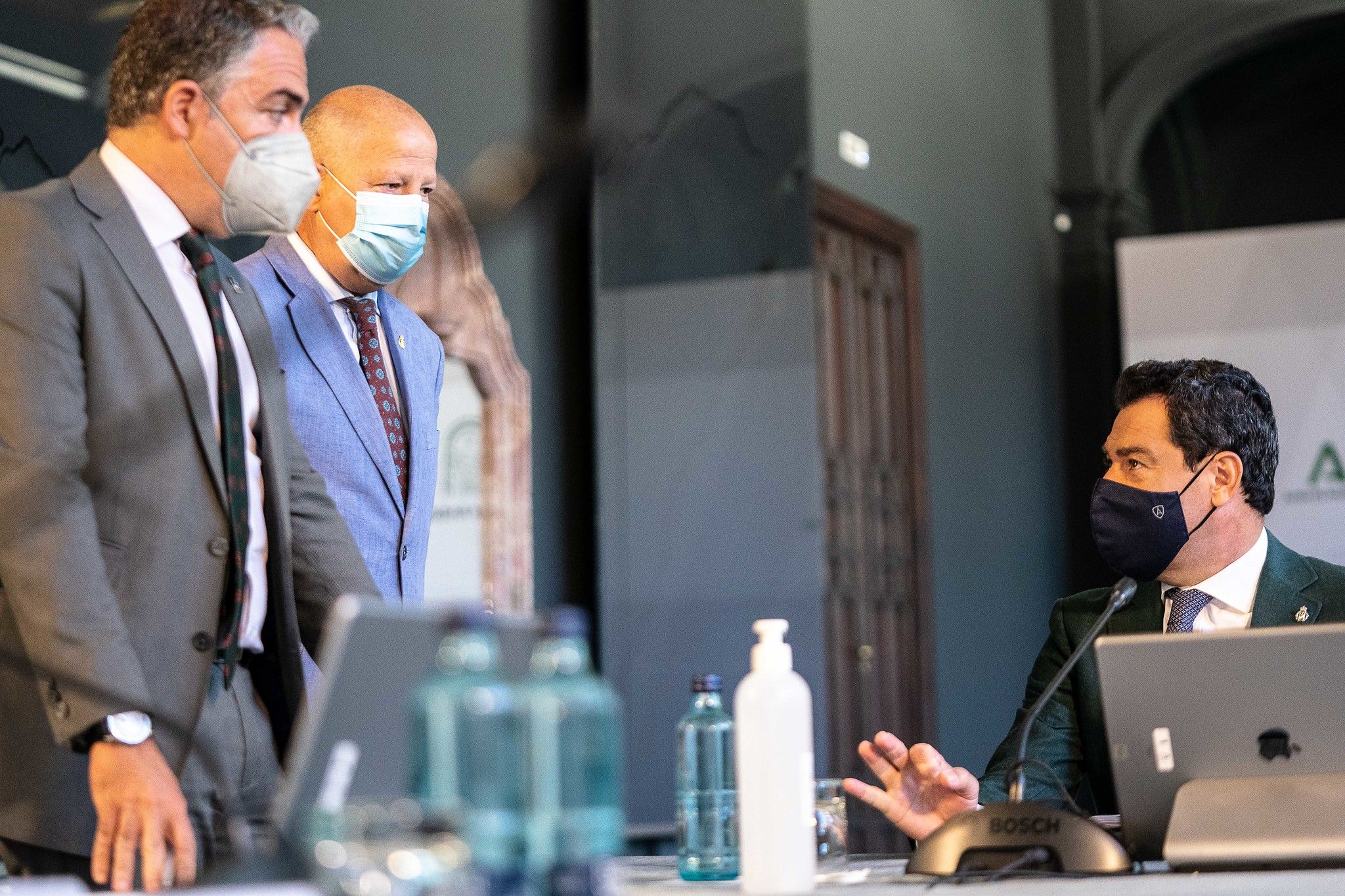 Bendodo e Imbroda atienden a Moreno, en una imagen reciente. JUNTA