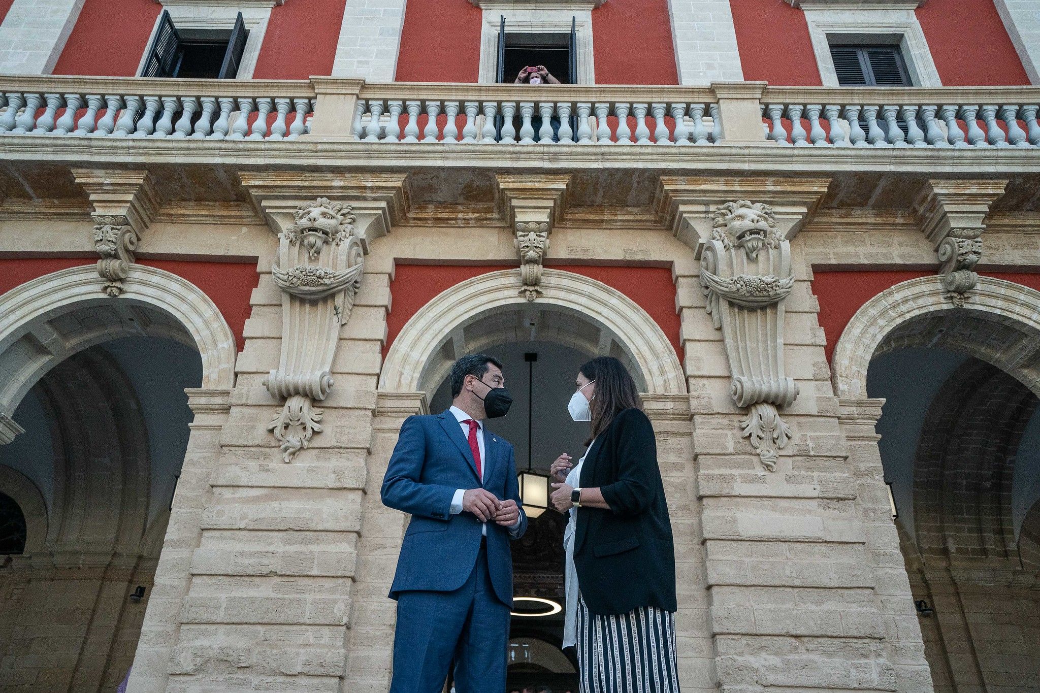 Moreno y Cavada, en una visita reciente del presidente de la Junta al Ayuntamiento de San Fernando. JUNTA