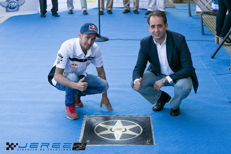 Saldaña y el campeón del mundo de 'free style' Dany Torres, en el malogrado Paseo de la Fama del Motor, en el mandato anterior. FOTO: CIRCUITO DE JEREZ.