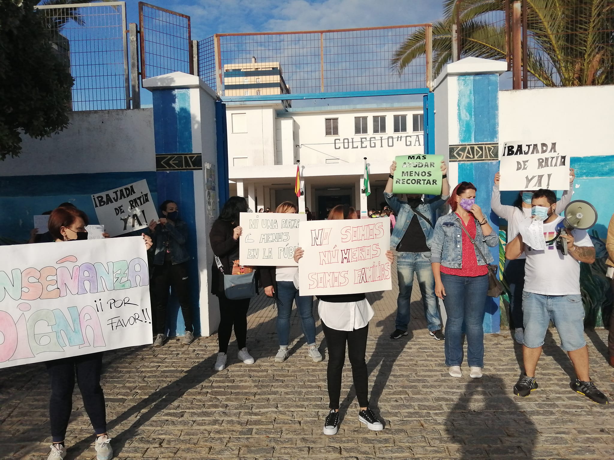 Protesta por el recorte de líneas en el CEIP Gadir de Cádiz.