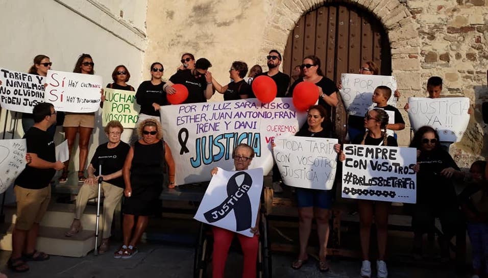 Un momento de la concentración celebrada en Tarifa en el primer aniversario de la tragedia del 100% Fun.