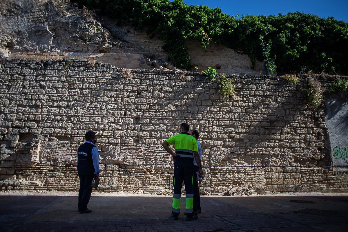 Zona de la muralla en la Ronda del Caracol con calle Muro, donde hace unos meses hubo desprendimiento de cascotes.