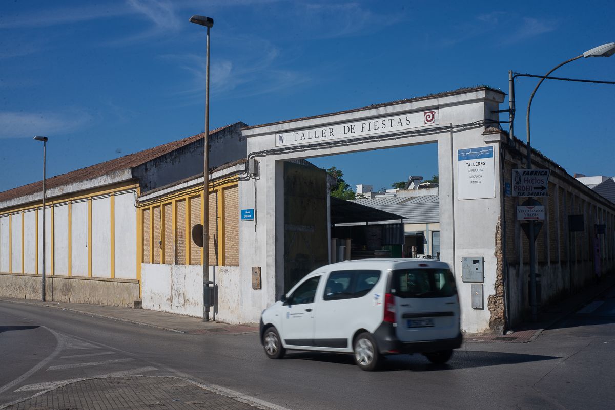 Acceso a los Talleres de Fiestas, entre Ronda del Caracol y Padre Manuel Fernández, en la primera corona del intramuros de Jerez.