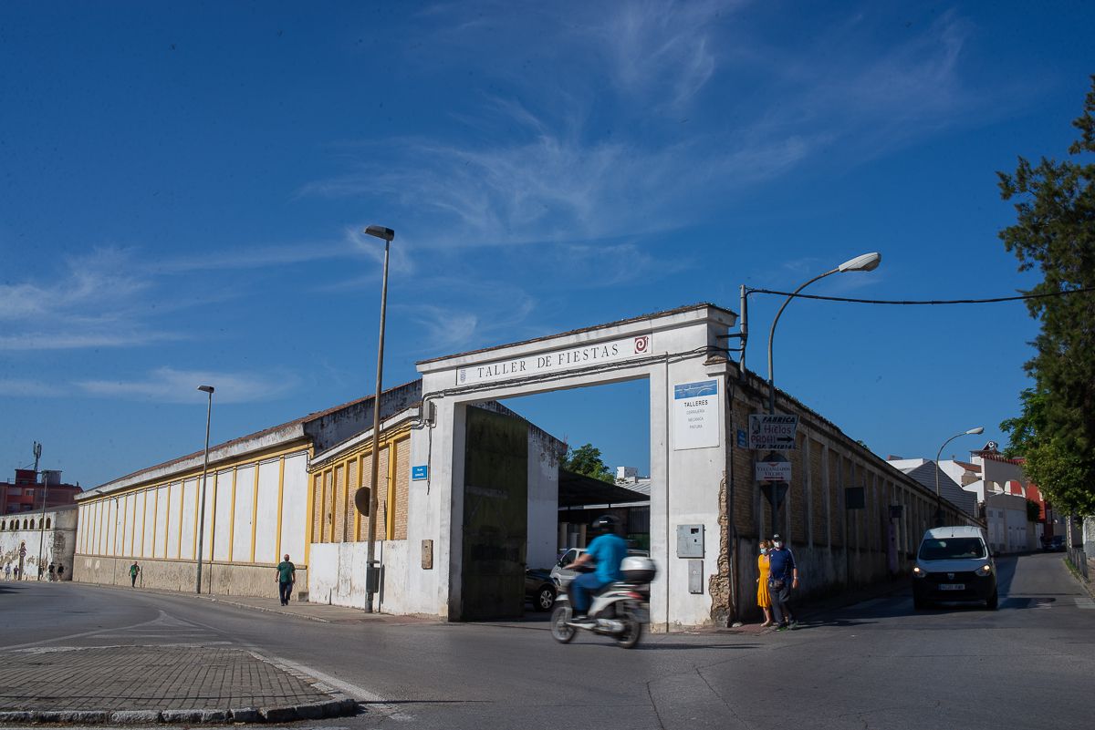 Acceso a los Talleres de Fiestas, entre Ronda del Caracol y Padre Manuel Fernández, en la primera corona del intramuros de Jerez.
