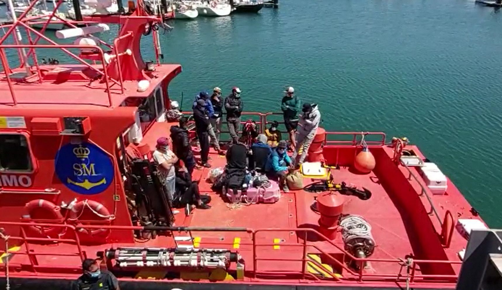 Una embarcación con 16 migrantes rescatados por Salvamento Marítimo llega a Cádiz.