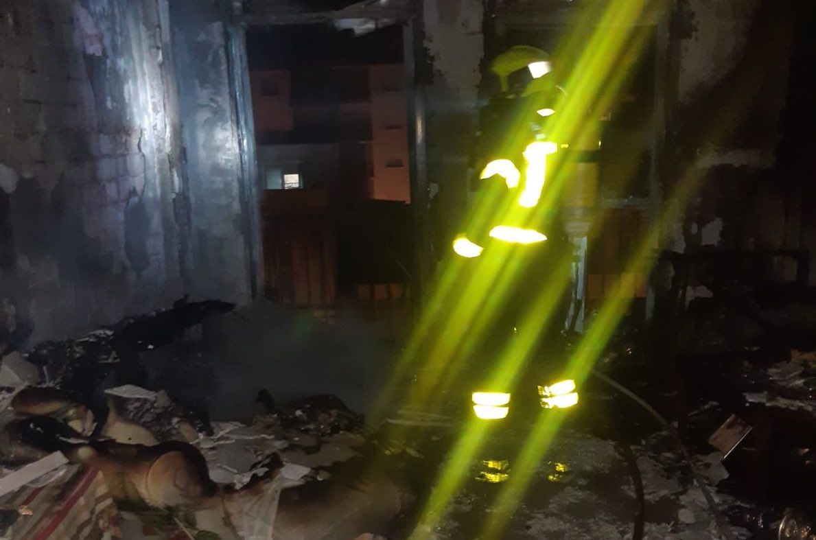 Estado del interior de la vivienda incendiada en Algeciras.