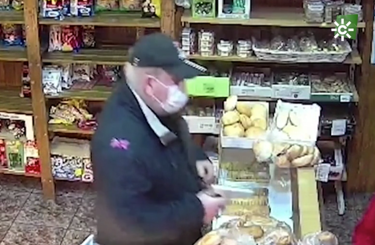 El abuelo atracador de Armilla, en uno de sus robos.