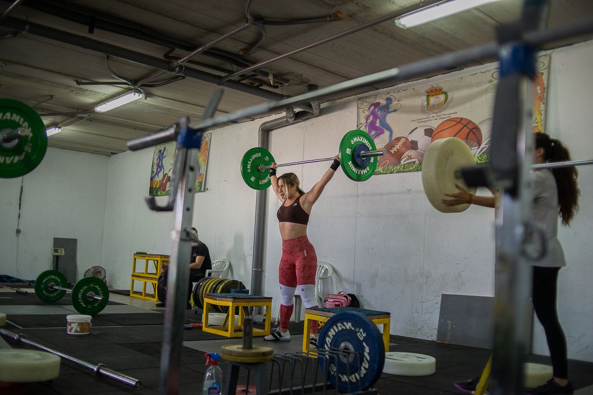 Un entrenamiento del club de halterofilia isleño.