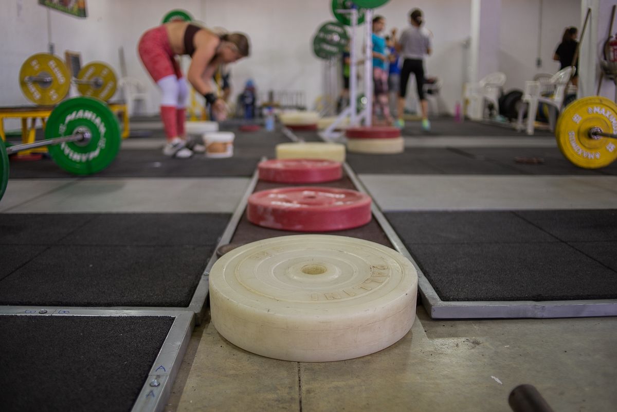 Discos en un entrenamiento del club de halterofilia isleño.