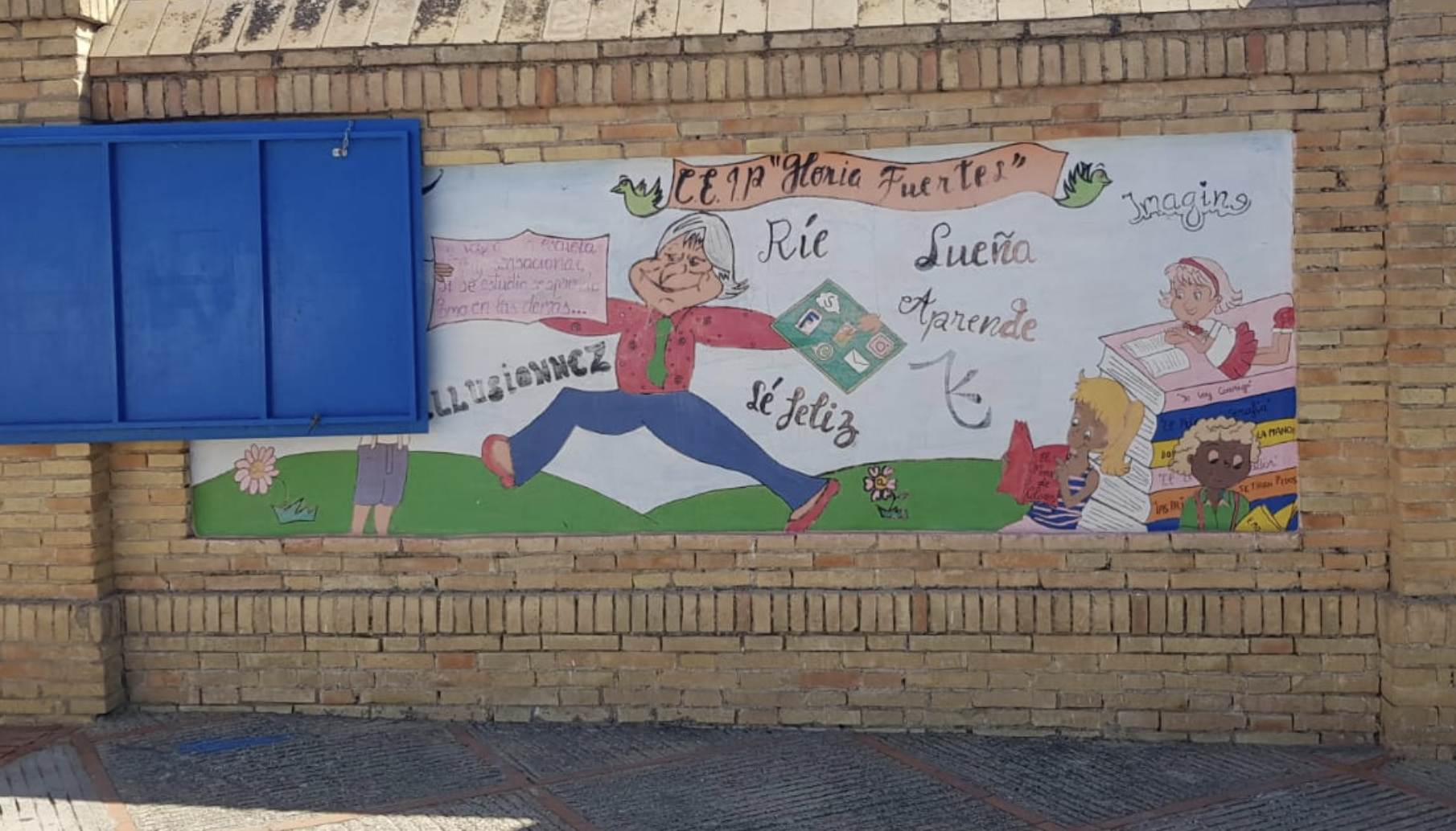 La Junta no rotula el antiguo colegio Pemán con el nombre que aprobó en 2018 su consejo escolar: Gloria Fuertes. En la imagen, mural dedicado a Gloria Fuertes en el muro del CEIP jerezano sin rótulo oficial desde 2018.