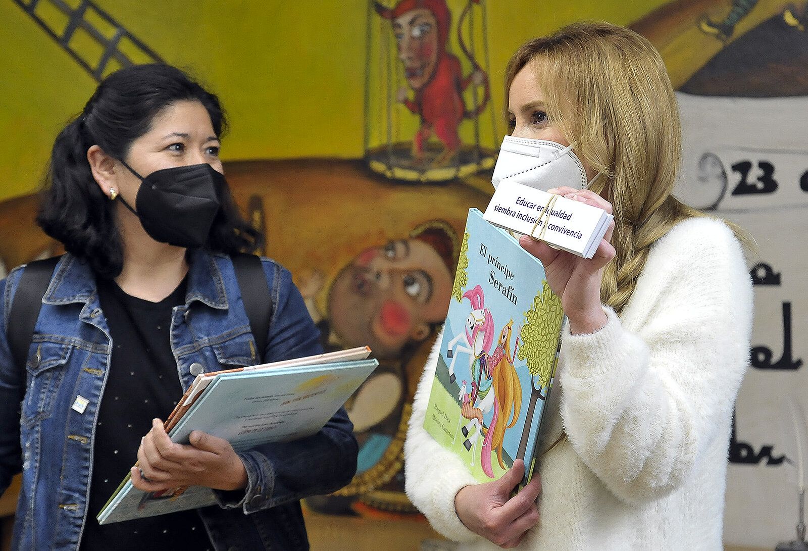 La delegada Ana Hérica Ramos con Raquel Díez, autora del proyecto 'Letras coeducativas'.