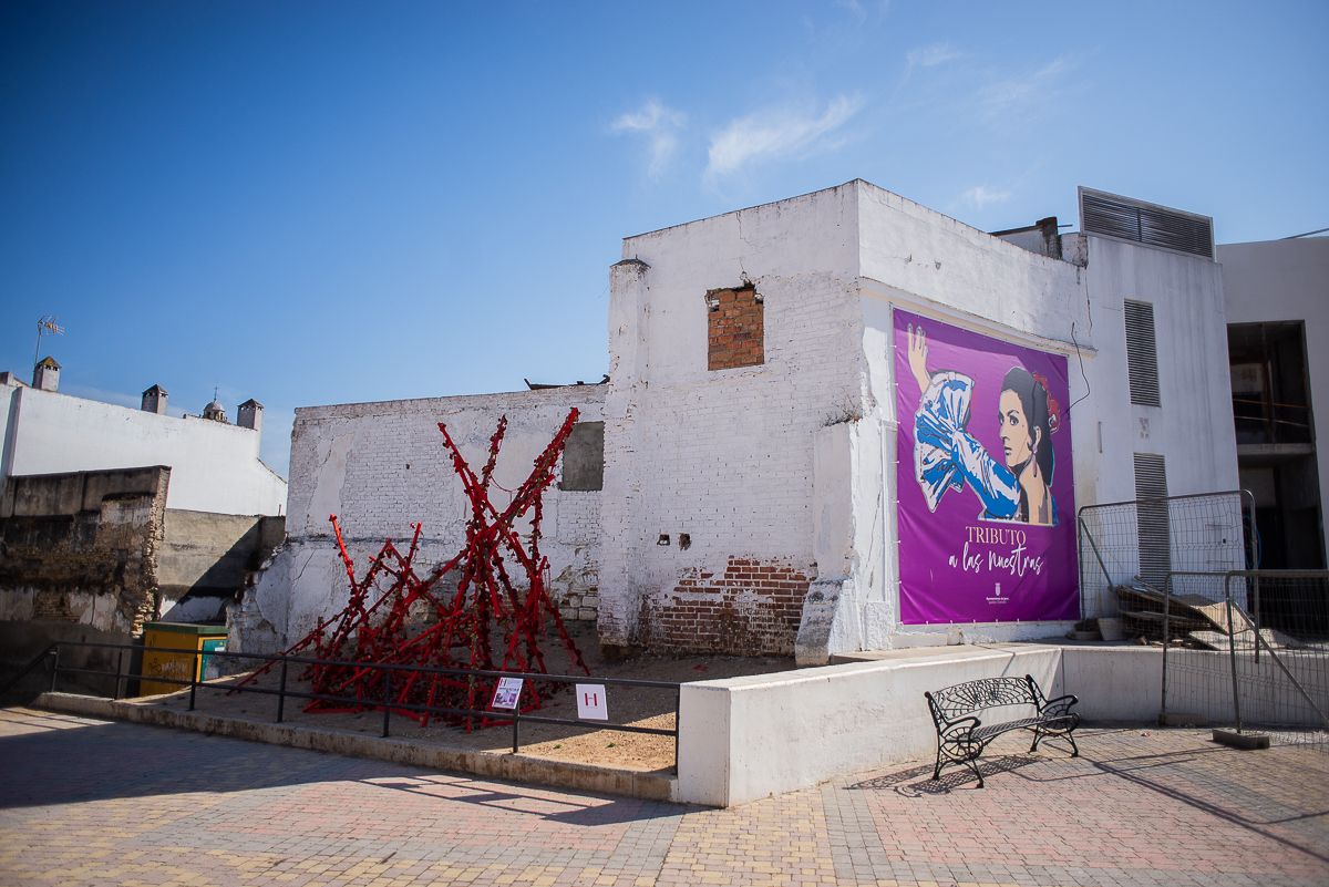 El Gobierno municipal esperará a 2023, año electoral, para la apertura del Museo de Lola Flores. En la imagen, actuación floral junto al futuro Museo de Lola Flores, en plaza Belén.
