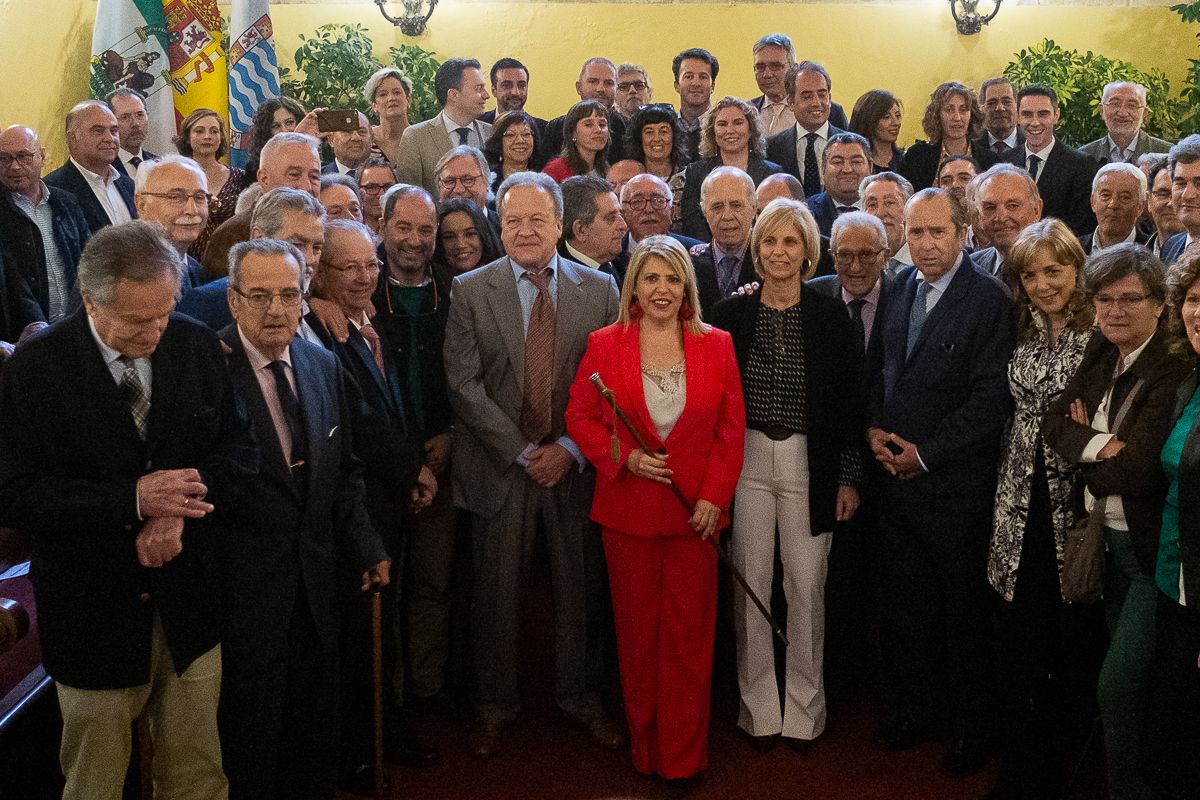 Pedro Pacheco junto a Mamen Sánchez, en el centro de la imagen, junto a la exalcaldesa García-Pelayo y numerosos concejales de la Corporación, en el acto de abril de 2019 con el que se celebraron los 40 años de ayuntamientos democráticos.