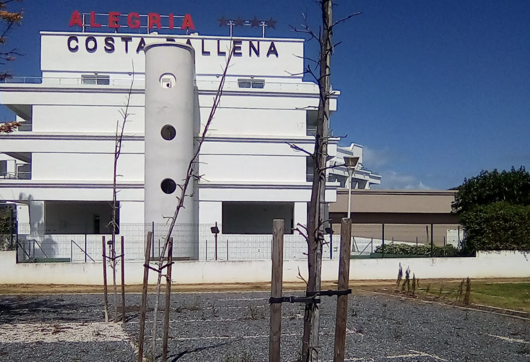 Rota: de suelo para un colegio a parque acuático de un hotel; de zona verde a aparcamiento privado. VERDES EQUO