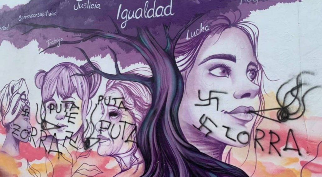 Las pintadas nazis y machistas sobre el mural.