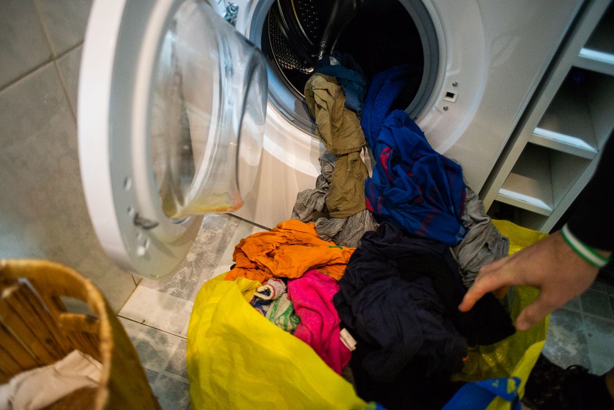 Un usuario, poniendo la lavadora a medianoche por la subida de las tarifas eléctricas.