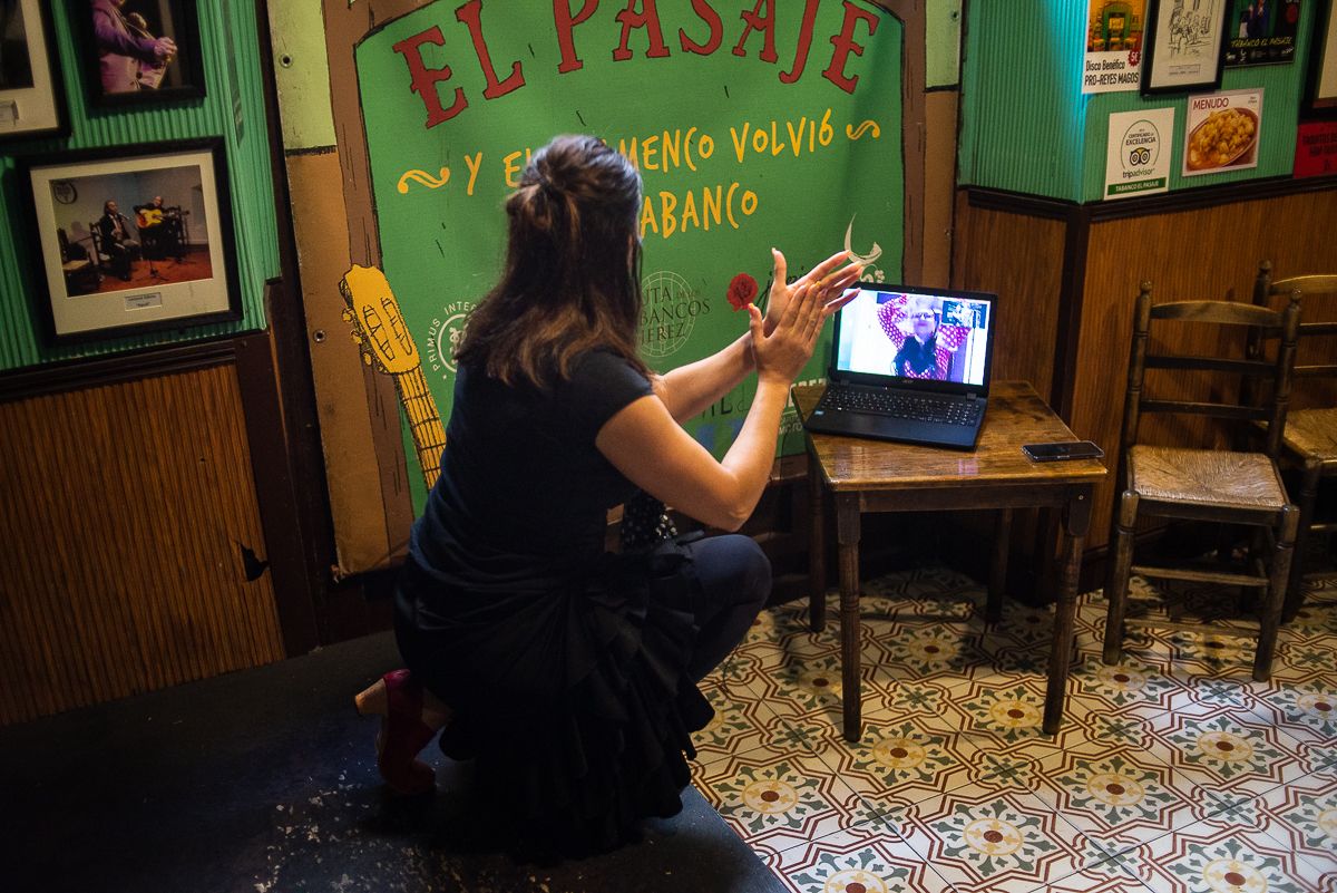 Carmen durante una clases 'online' en el tabanco jerezano.