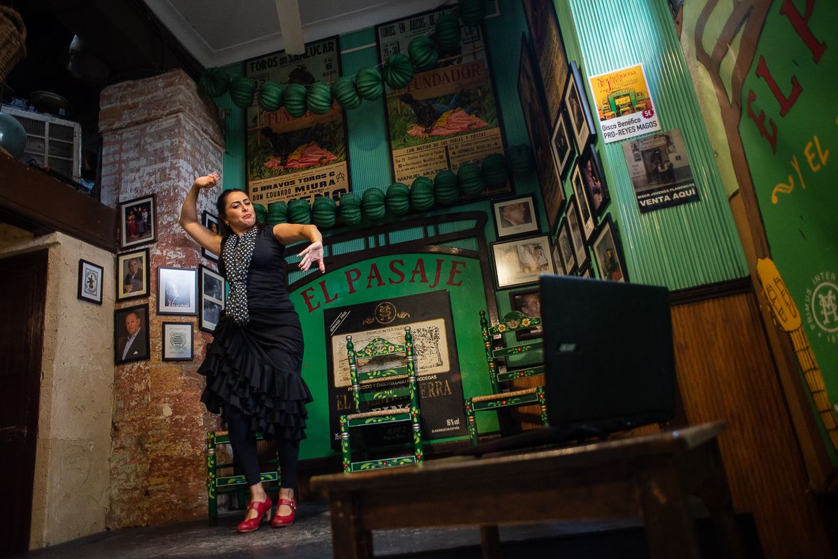 La bailaora Carmen Moncada enseña baile flamenco por internet desde el tabanco El Pasaje de Jerez.