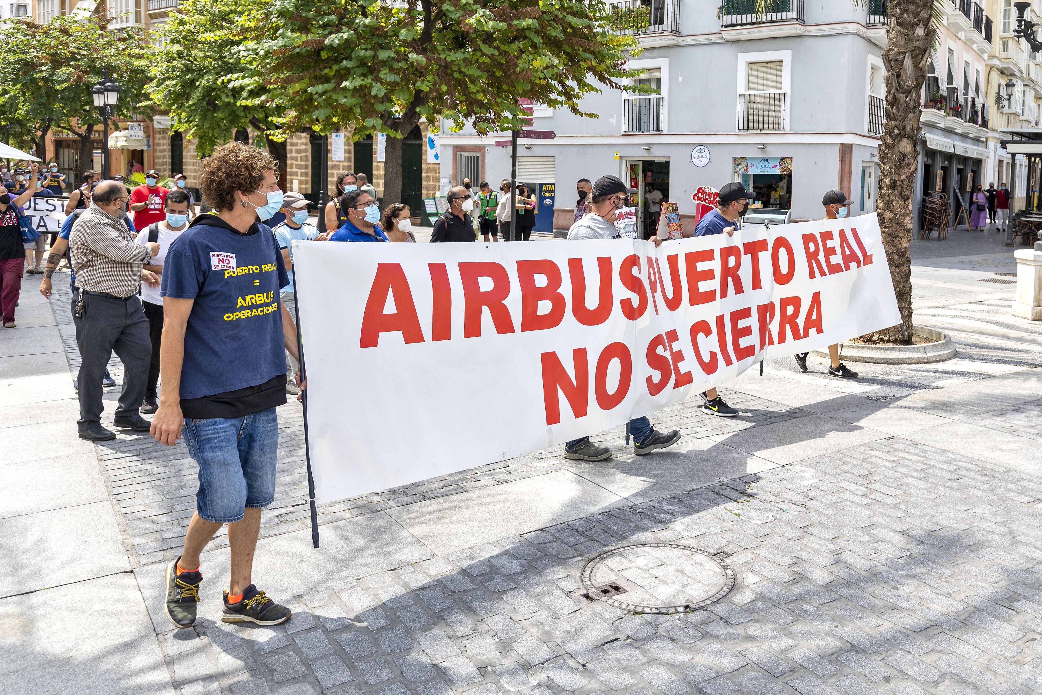 Una marcha contra el cierre de Airbus Puerto Real, por las calles de Cádiz, hace unos días.