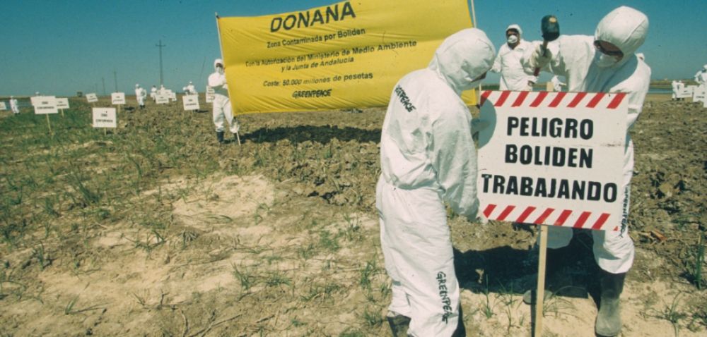 Acción de protesta de ecologistas contra Boliden, empresa acusada del desastre medioambiental en Aznalcóllar.