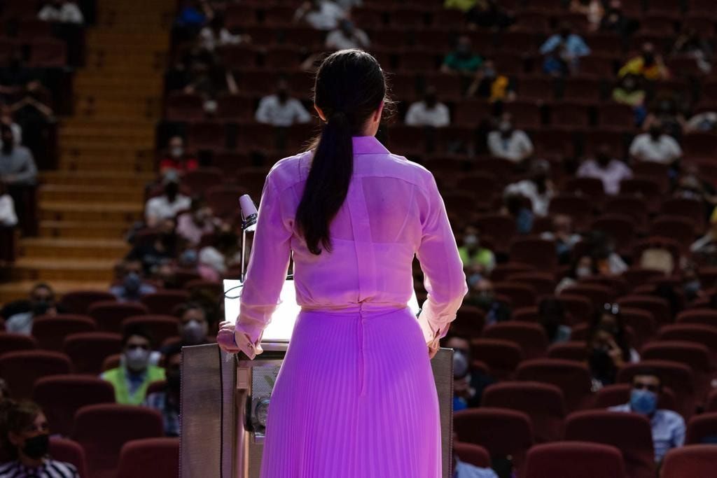 Macarena Olona durante su conferencia en la Universidad de Granada