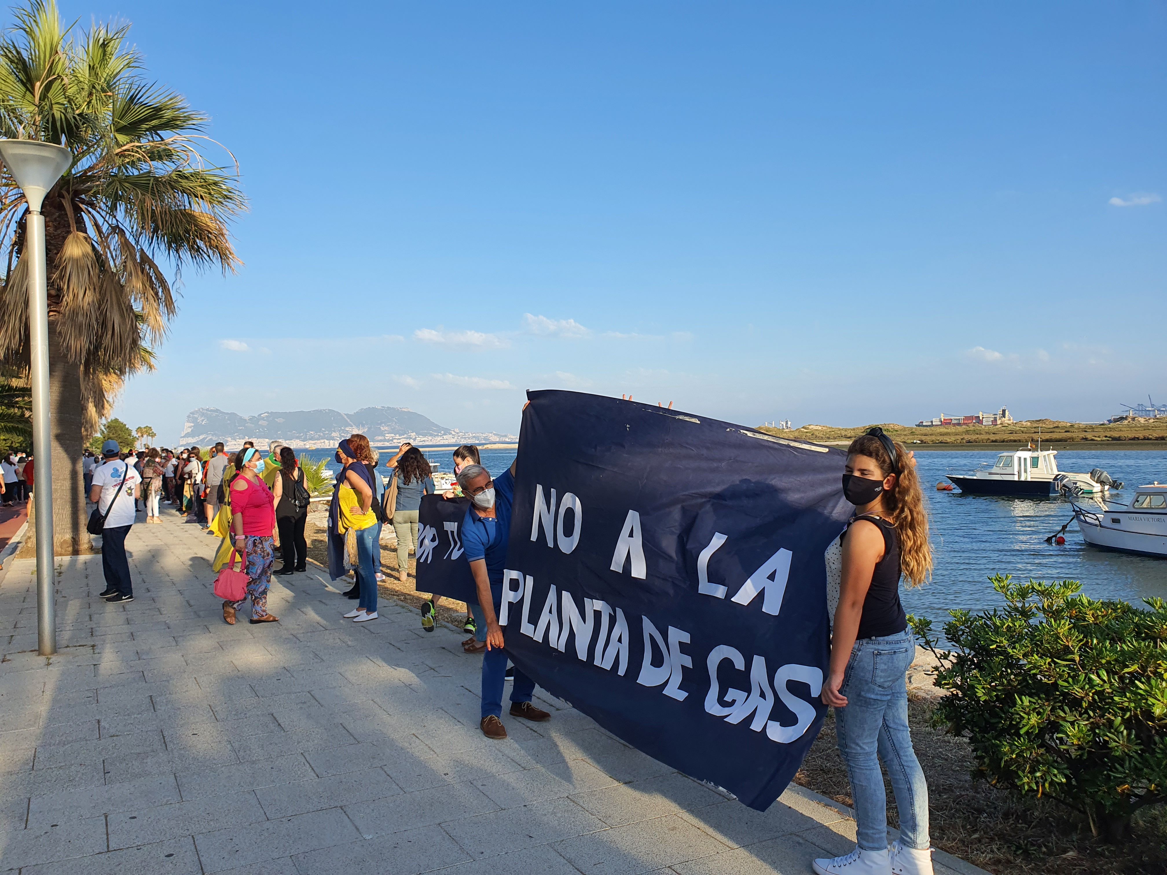 La “cadena humana” concentrada en el río Palmones contra las nuevas ampliaciones de combustibles fósiles en la Bahía de Algeciras.