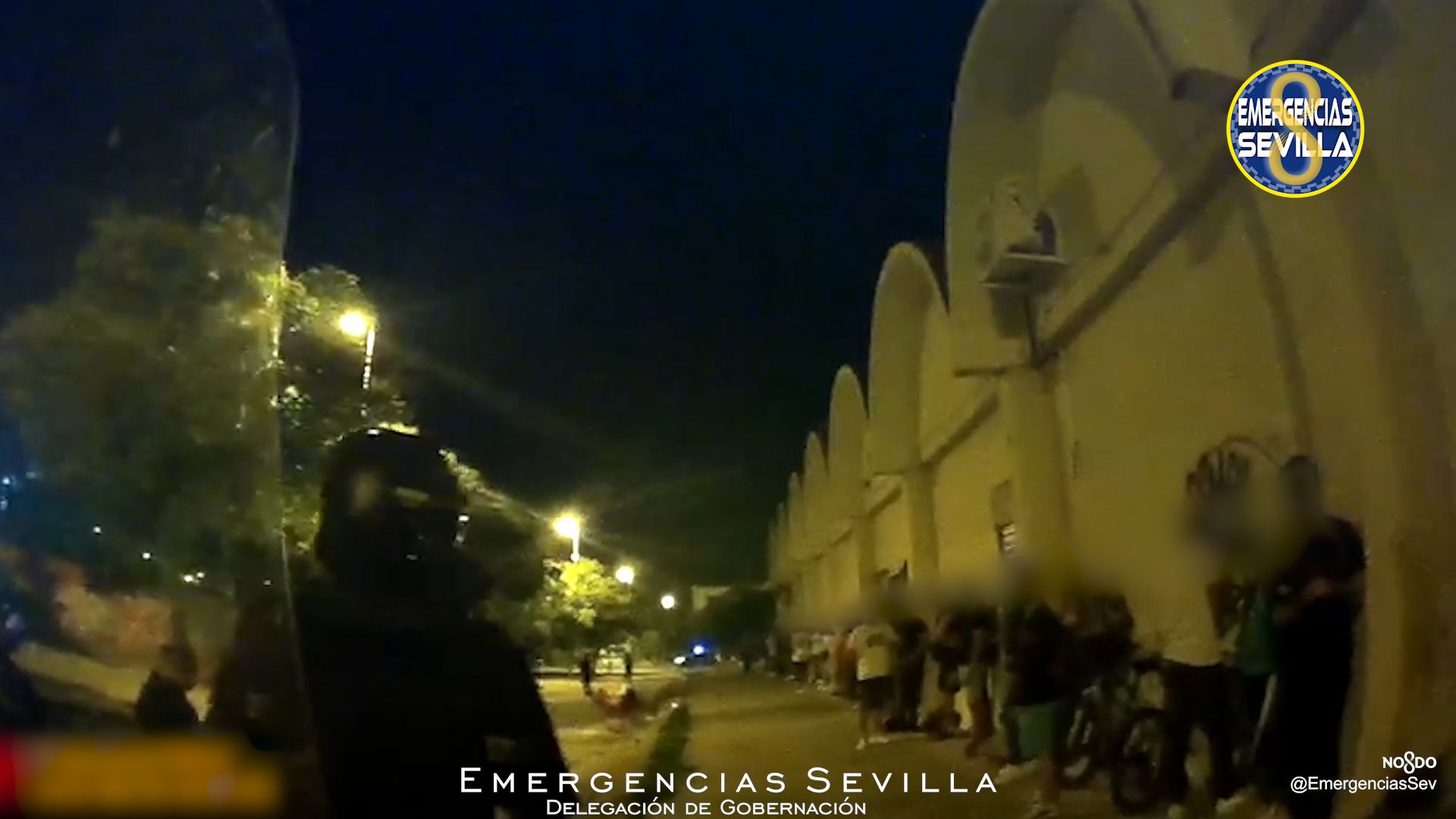 La Policía denuncia a 124 jóvenes por hacer botellona en Sevilla.