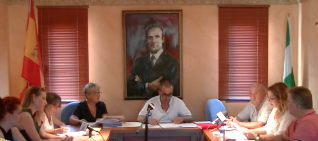 El alcalde de El Valle, Benjamín Ortega, en el centro de la imagen, durante un pleno.