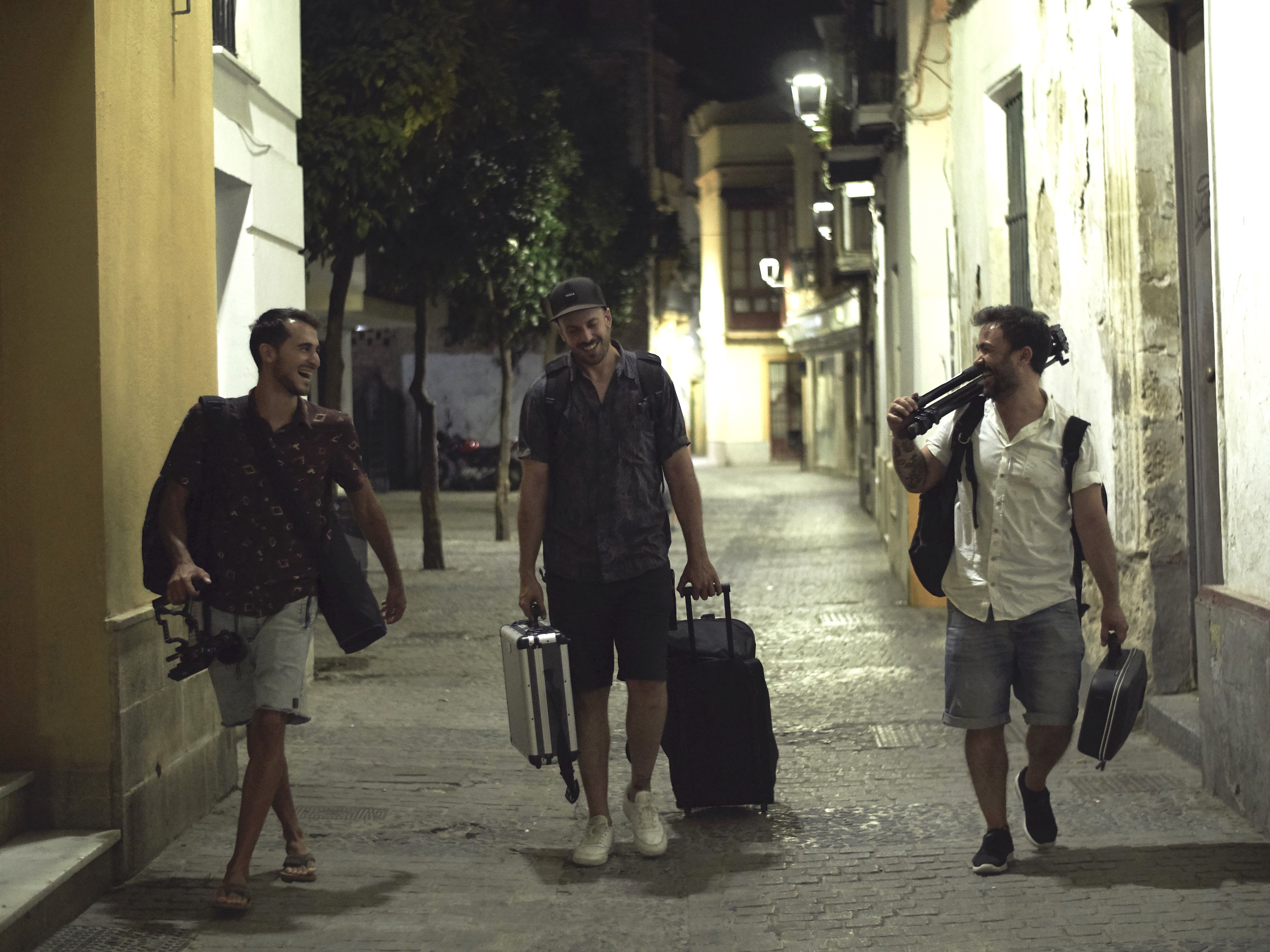 De izquierda a derecha: Christian López, Jesús Gómez y Miguel Rey, cargados con su equipo tras grabar un directo musical. FOTO: CLAUDIA GONZÁLEZ ROMERO. 