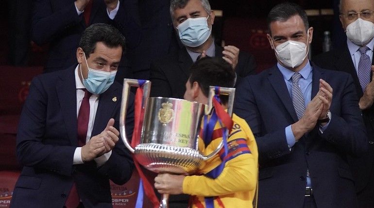 El presidente andaluz, Juan Manuel Moreno, y el presidente del Gobierno, Pedro Sánchez, en la final de la Copa del Rey celebrada en Sevilla.